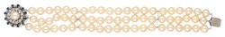 Drierijige vintage zoetwaterparel-armband met 14 kt. witgouden sluiting bezet met ca. 0.24 ct. diamant en ca. 0.72 ct. natuurlijk saffier.