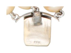 Drierijige vintage zoetwaterparel-armband met 14 kt. witgouden sluiting bezet met ca. 0.24 ct. diamant en ca. 0.72 ct. natuurlijk saffier.