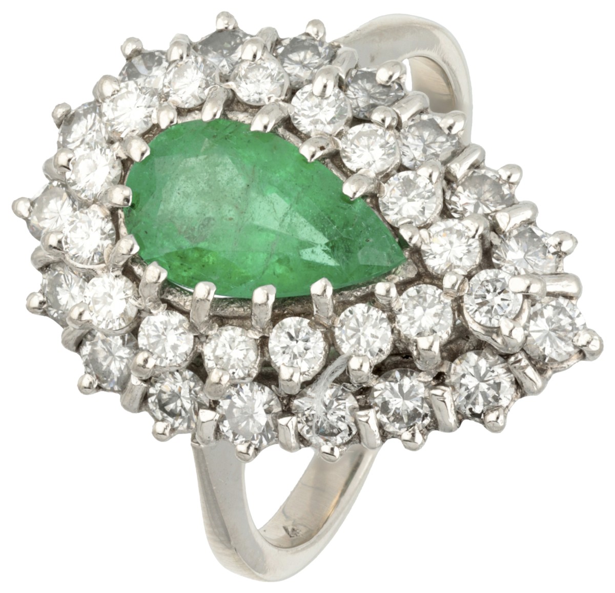 Peervormige 18 kt. witgouden entourage ring bezet met ca. 1.00 ct. diamant en ca. 1.23 ct. smaragd.