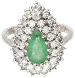 Peervormige 18 kt. witgouden entourage ring bezet met ca. 1.00 ct. diamant en ca. 1.23 ct. smaragd.