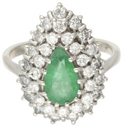 Peervormige 18 kt. witgouden entourage ring bezet met ca. 1.00 ct. diamant en ca. 1.23 ct. smaragd.