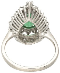 Peervormige 18 kt. witgouden entourage ring bezet met ca. 1.00 ct. diamant en ca. 1.23 ct. smaragd.