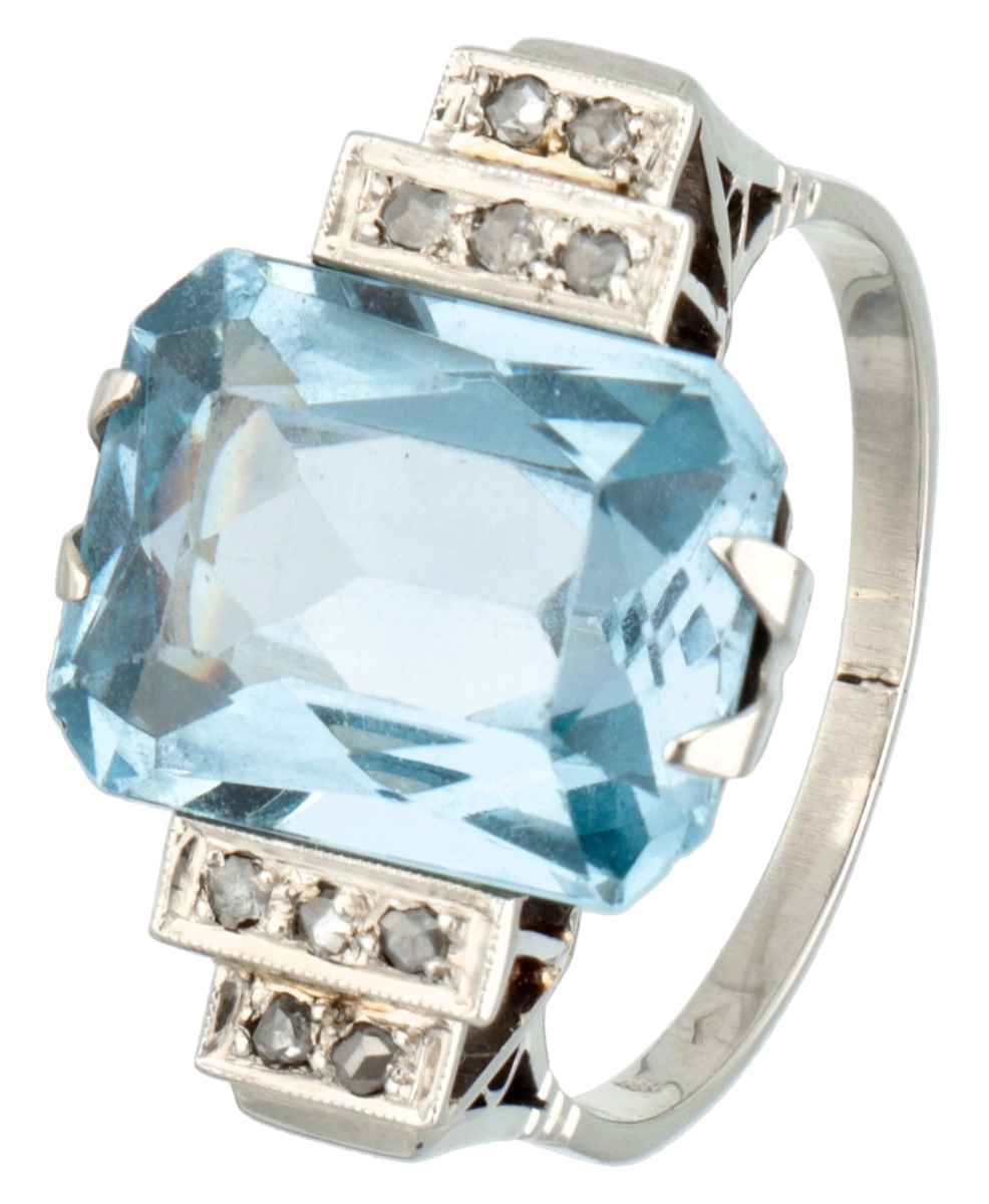 18 kt. Witgouden retro tank ring bezet met ca. 7.68 ct. synthetische spinel en diamant.