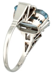 18 kt. Witgouden retro tank ring bezet met ca. 7.68 ct. synthetische spinel en diamant.