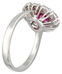 18 kt. Witgouden entourage ring bezet met ca. 0.90 ct. diamant en ca. 1.41 ct. robijn.