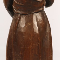 Een gestoken houten sculptuur van een drinkende monnik, 20e eeuw.