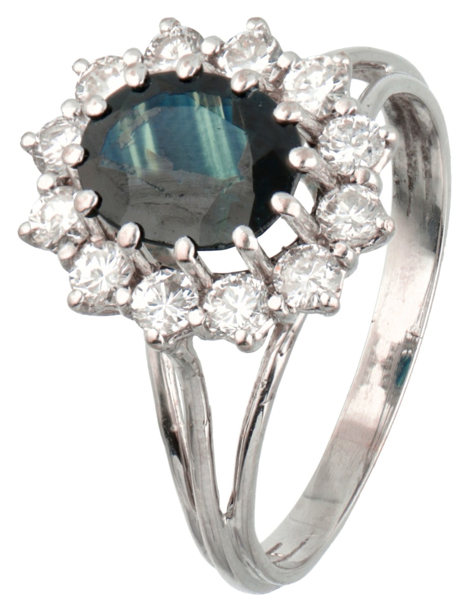 18 kt. Witgouden entourage ring bezet met ca. 2.00 ct. natuurlijke saffier en ca. 0.84 ct. diamant.