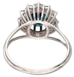 18 kt. Witgouden entourage ring bezet met ca. 2.00 ct. natuurlijke saffier en ca. 0.84 ct. diamant.