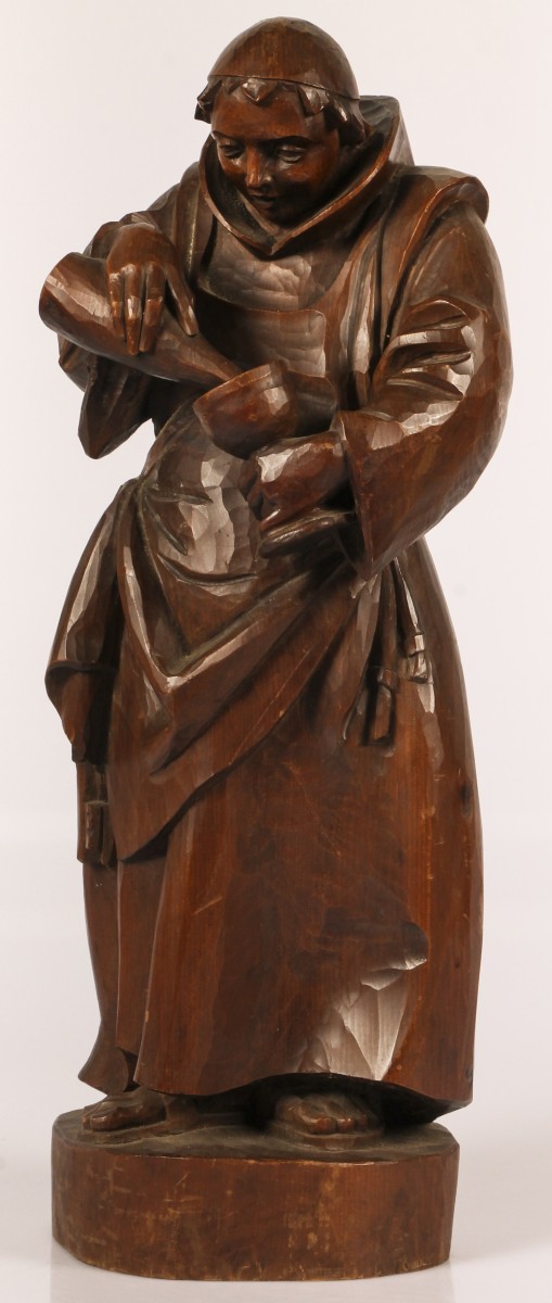 Een gestoken houten sculptuur van een drinkende monnik, 20e eeuw.
