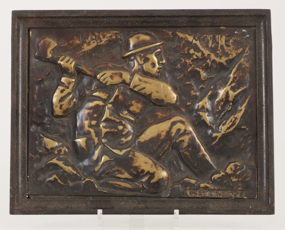 C. Sturbelle,  een bronzen plaquettte van een steenhouwer in reliëf, 20e eeuw.