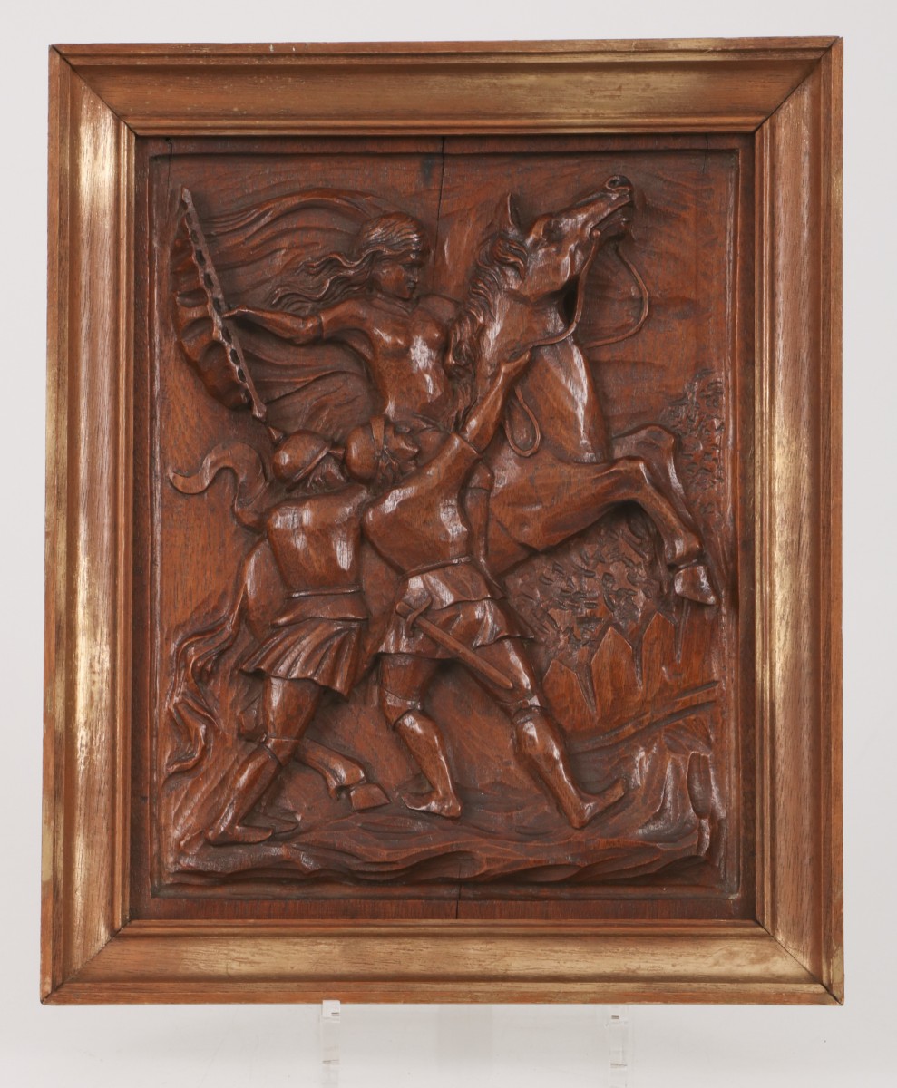 Een notenhouten snijwerk reliëf voorstellende Jeanne d'Arc, 20e eeuw.
