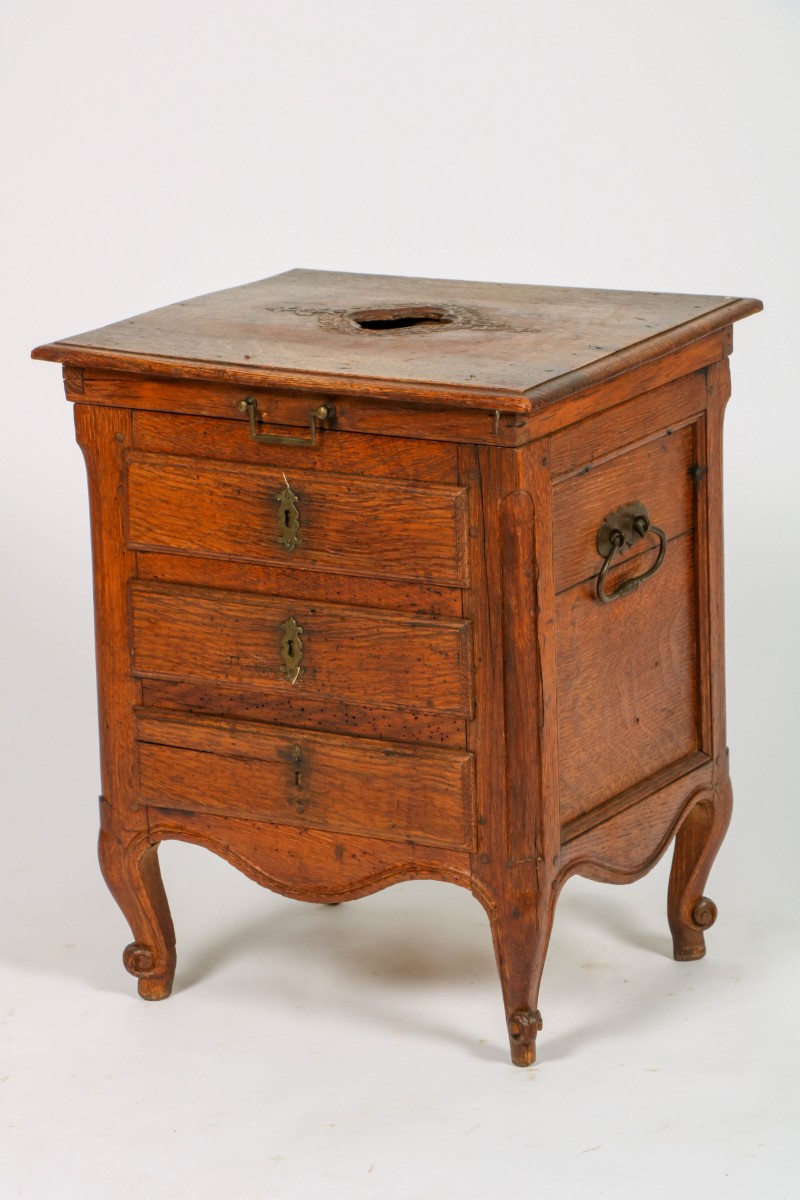 Een eikenhouten kamercomfort/ po-kastje, 20e eeuw.