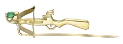 14 kt. Geelgouden hoedenspeld in de vorm van een kruisboogpistool bezet met een smaragd.