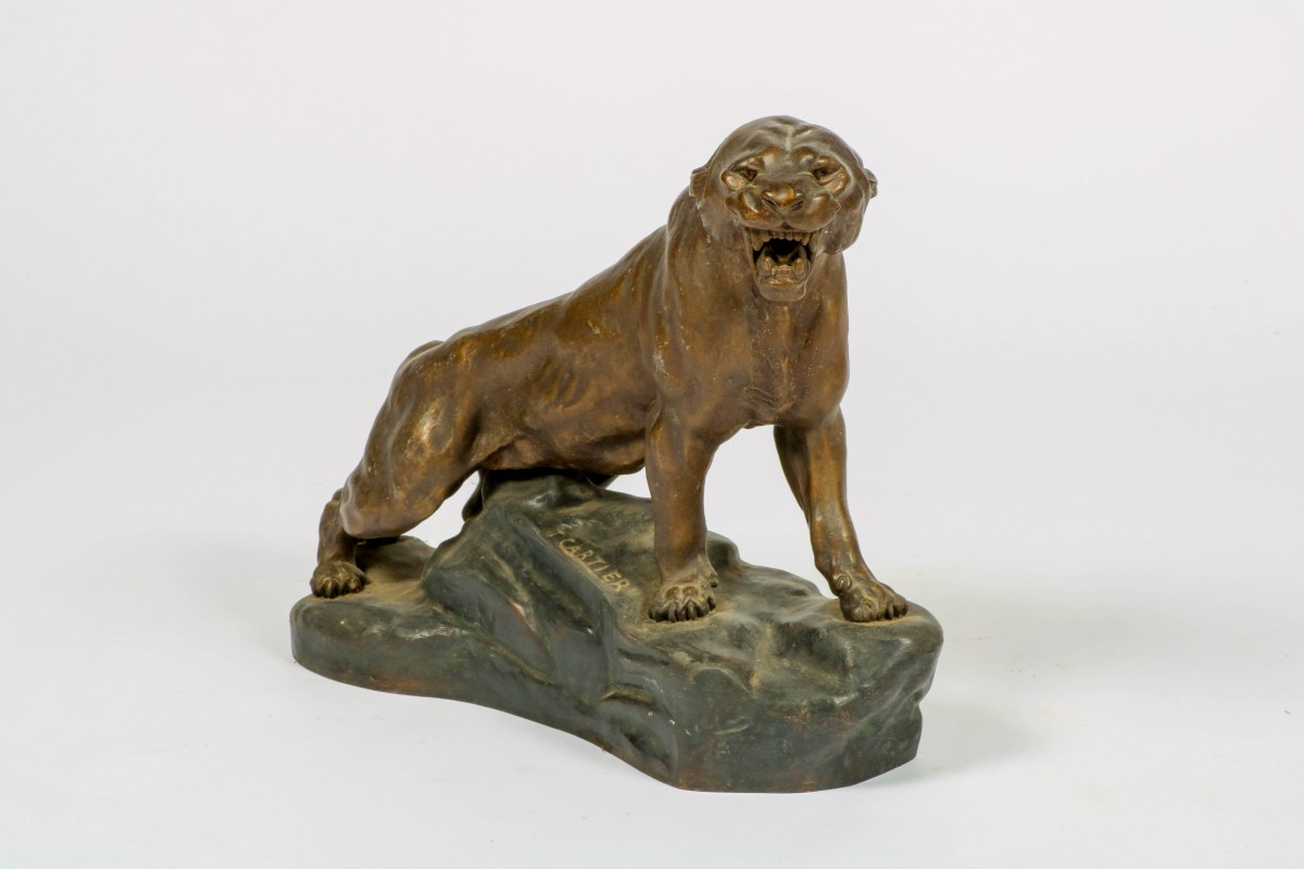 T. Cartier, (Marseille 1879 - 1943 Frankrijk). Een zamak sculptuur van een leeuw, Frankrijk, 20e eeuw.