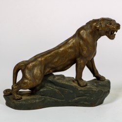 T. Cartier, (Marseille 1879 - 1943 Frankrijk). Een zamak sculptuur van een leeuw, Frankrijk, 20e eeuw.