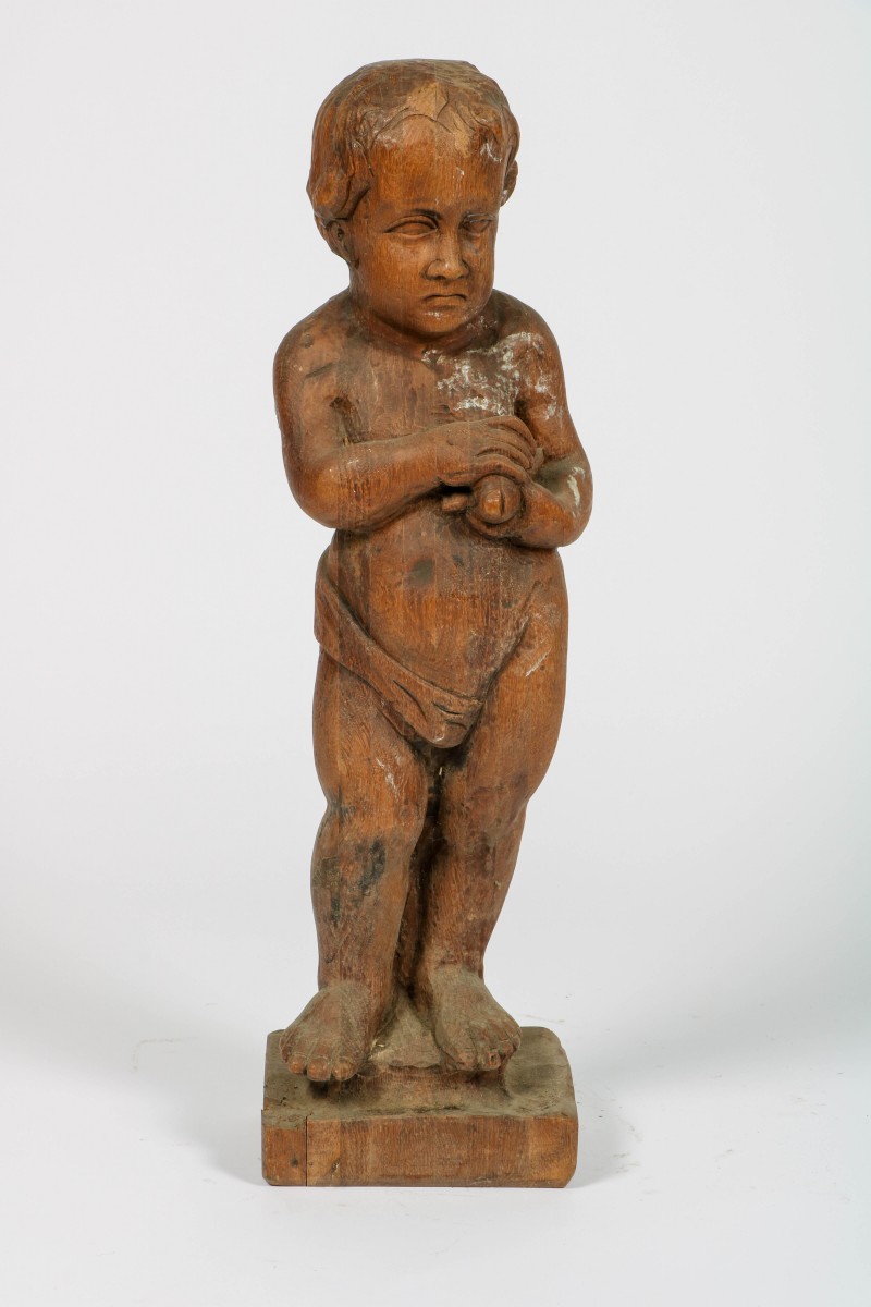Een eikenhouten sculptuur van een peuter, 20e eeuw.