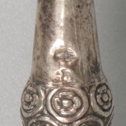 2 zilveren kurkentrekkers waarvan 1 uit 1789 van Willem Vergeer (1779-1807) uit Schoonhoven.