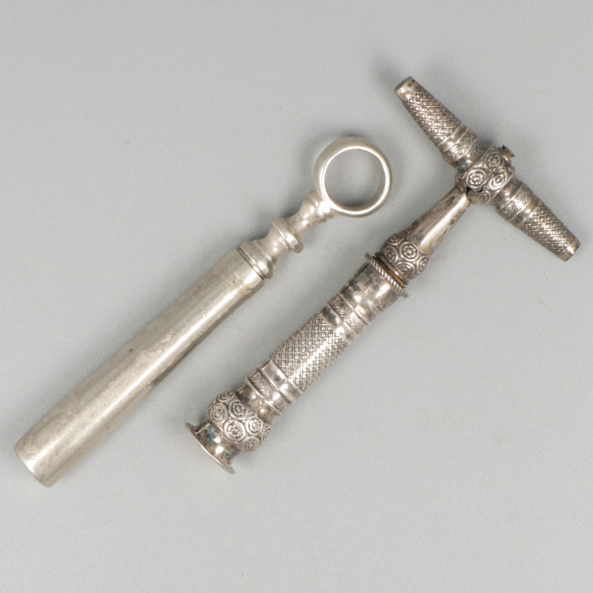 2 zilveren kurkentrekkers waarvan 1 uit 1789 van Willem Vergeer (1779-1807) uit Schoonhoven.