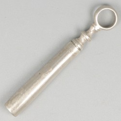 2 zilveren kurkentrekkers waarvan 1 uit 1789 van Willem Vergeer (1779-1807) uit Schoonhoven.