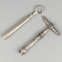 2 zilveren kurkentrekkers waarvan 1 uit 1789 van Willem Vergeer (1779-1807) uit Schoonhoven.