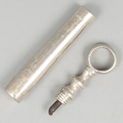 2 zilveren kurkentrekkers waarvan 1 uit 1789 van Willem Vergeer (1779-1807) uit Schoonhoven.