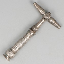 2 zilveren kurkentrekkers waarvan 1 uit 1789 van Willem Vergeer (1779-1807) uit Schoonhoven.