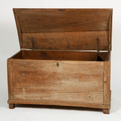 Een eikenhouten dekenkist, Holland, 20e eeuw.