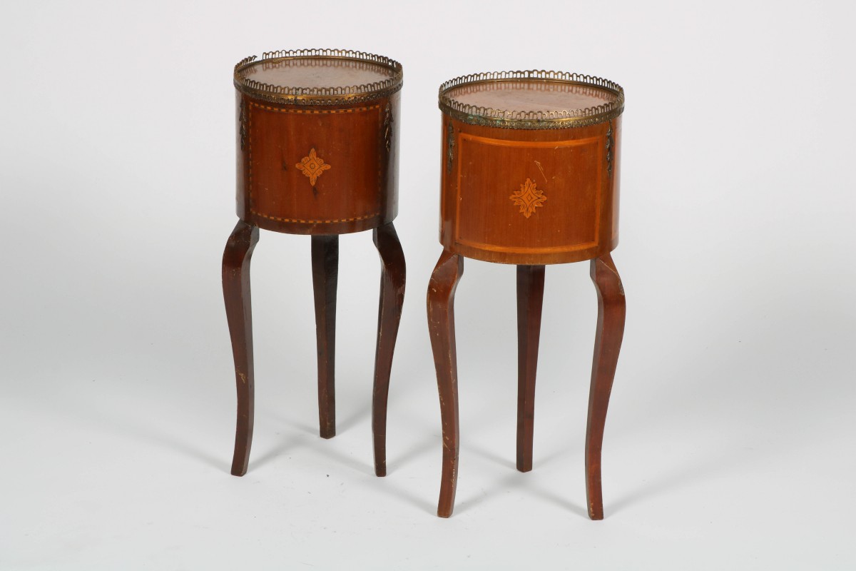 Een set van (2) nachtkastjes/ plantentafels. 20e eeuw.