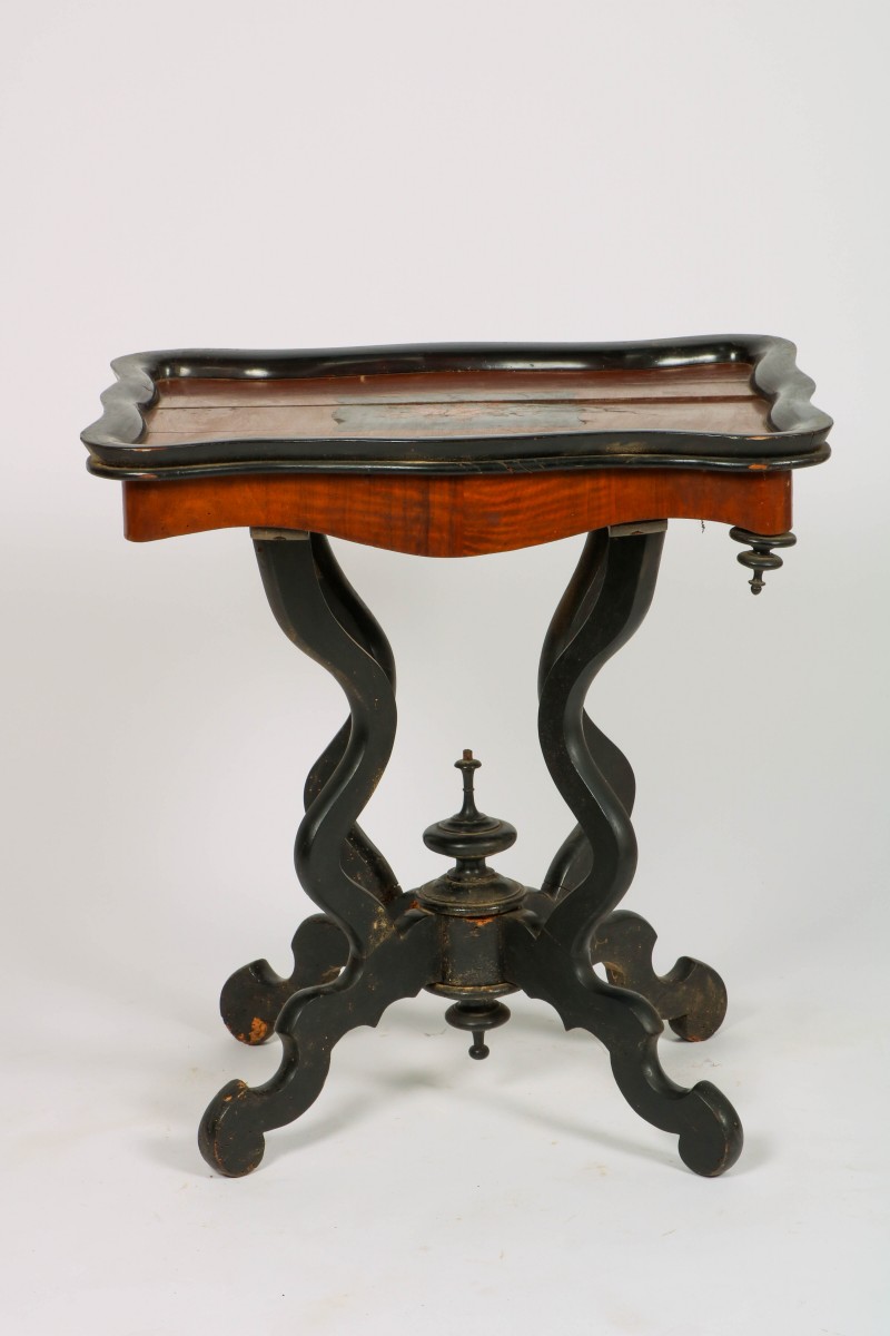 Een Willem-III spinnekoptafel, Holland, ca. 1880.