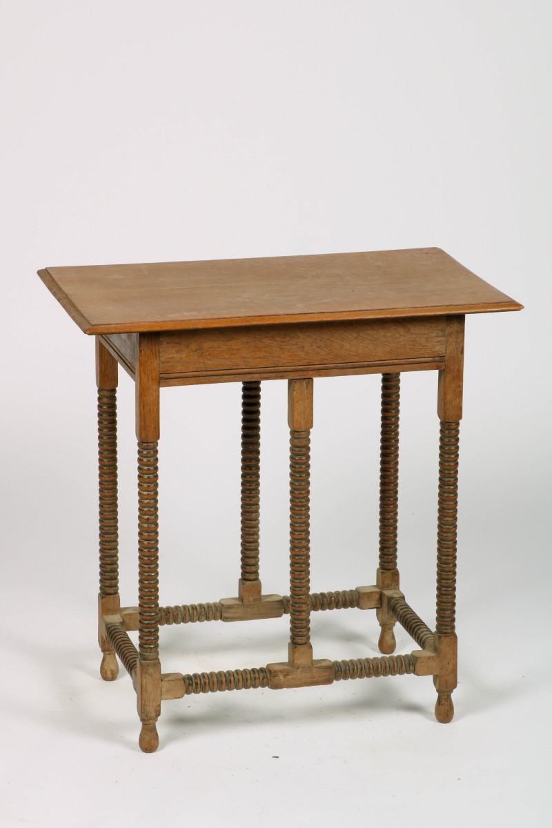 Een eikenhouten bijzettafeltje, Hollands, ca. 1910.