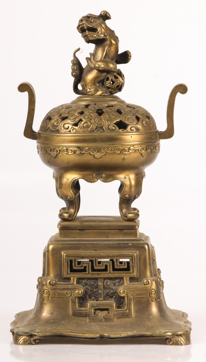 Een bronzen wierookvat, China, 2e helft 20e eeuw.