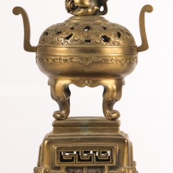 Een bronzen wierookvat, China, 2e helft 20e eeuw.