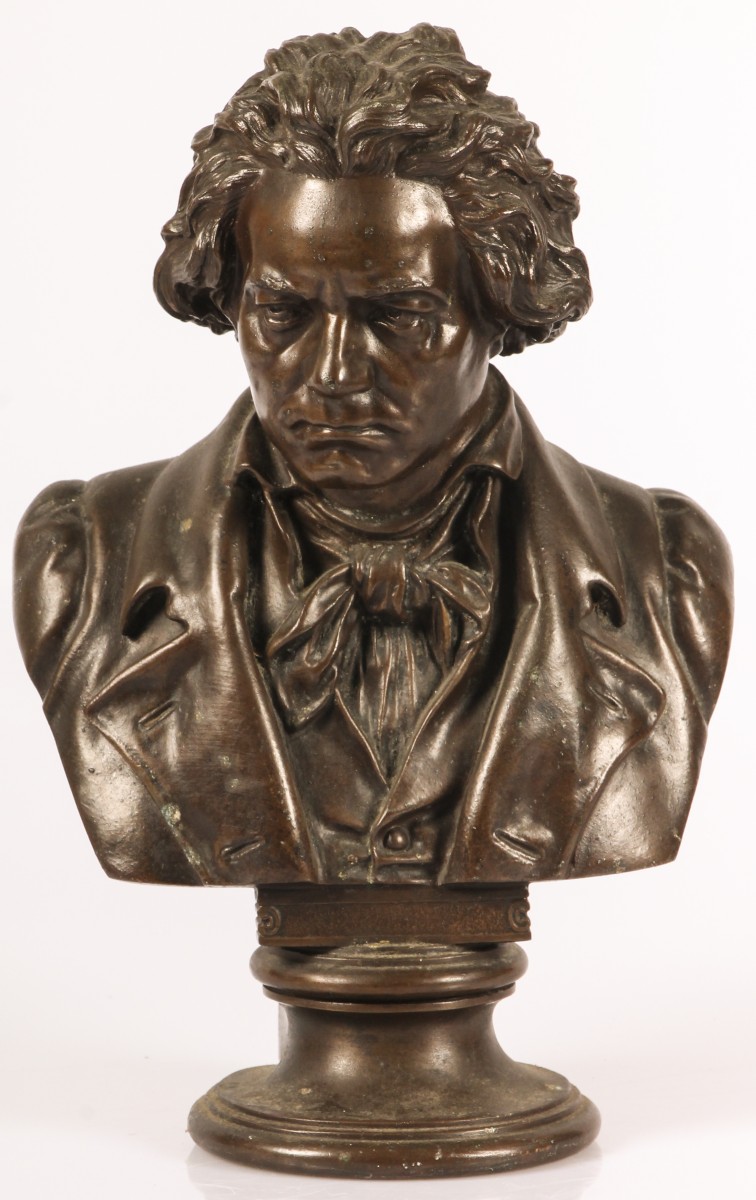 Een bronzen buste van Beethoven, begin 20e eeuw.