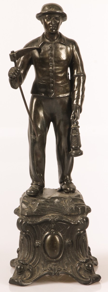 Een sculptuur van een rustende arbeider, Frankrijk, vroeg 20e eeuw.