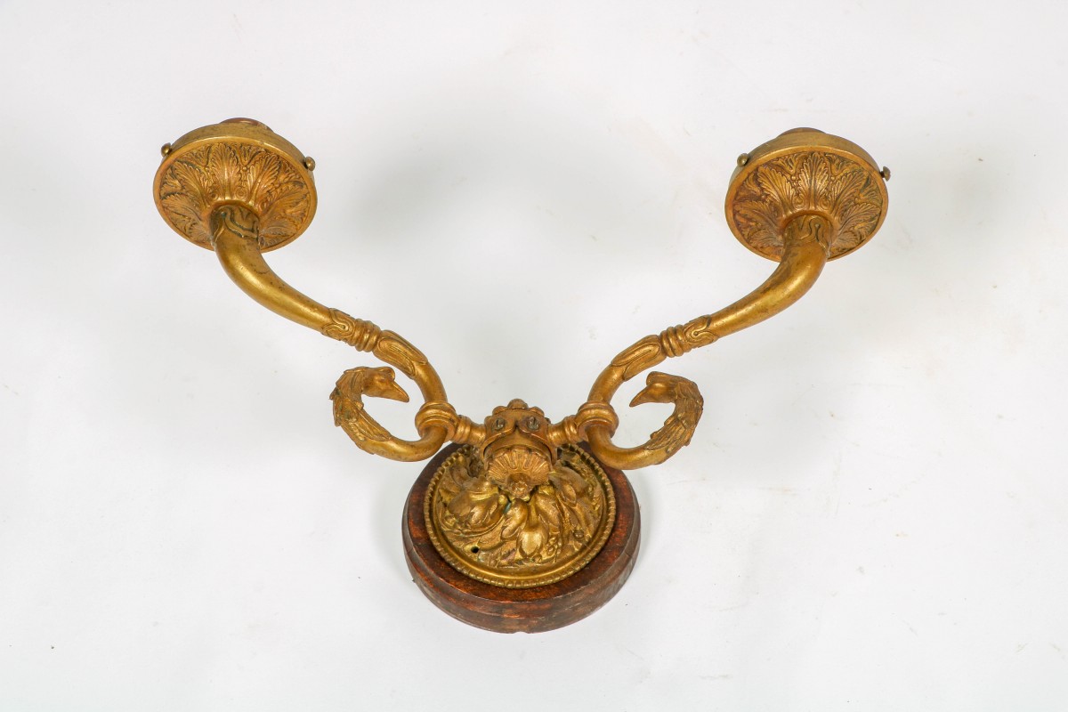 Een bronzen Empire-stijl wandlamp, Frankrijk, laat 19e eeuw.