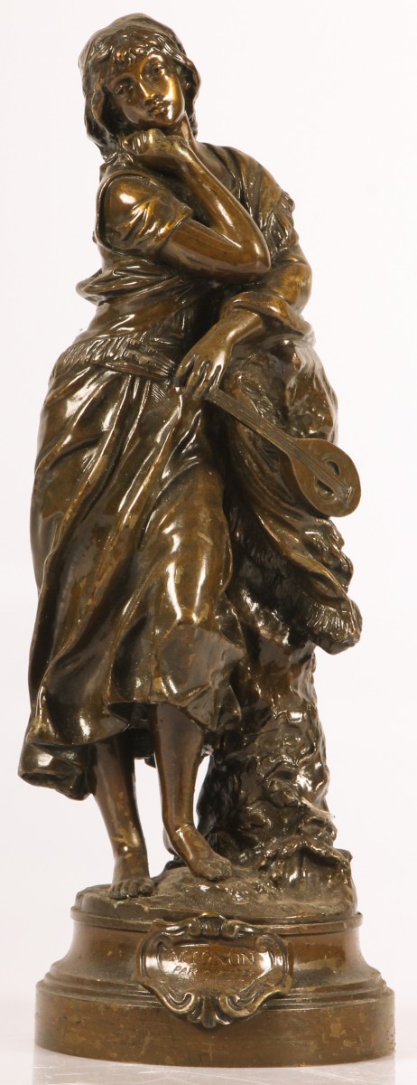 Een bronzen beeld van een luitspelende dame, Frankrijk, begin 20e eeuw.