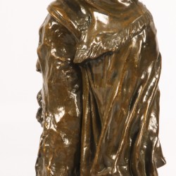 Een bronzen beeld van een luitspelende dame, Frankrijk, begin 20e eeuw.