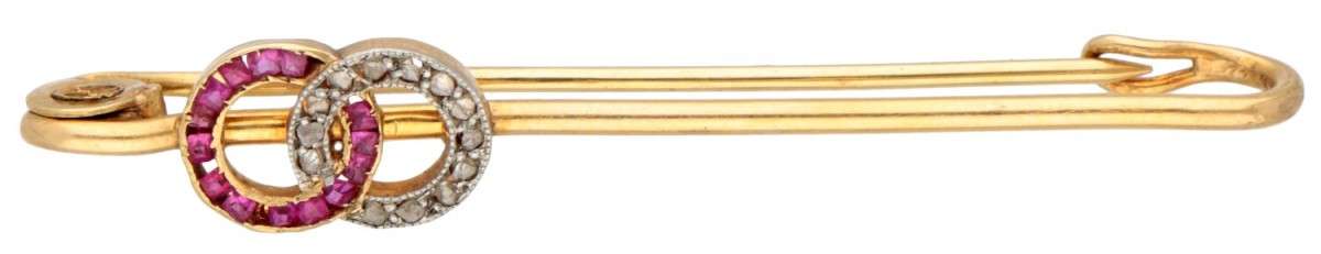 Vintage 14 kt. geelgouden broche bezet met ca. 0.07 ct. robijn en diamanten. 