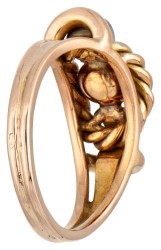 14 kt. Tricolor gouden antieke ring bezet met een parel en diamanten.