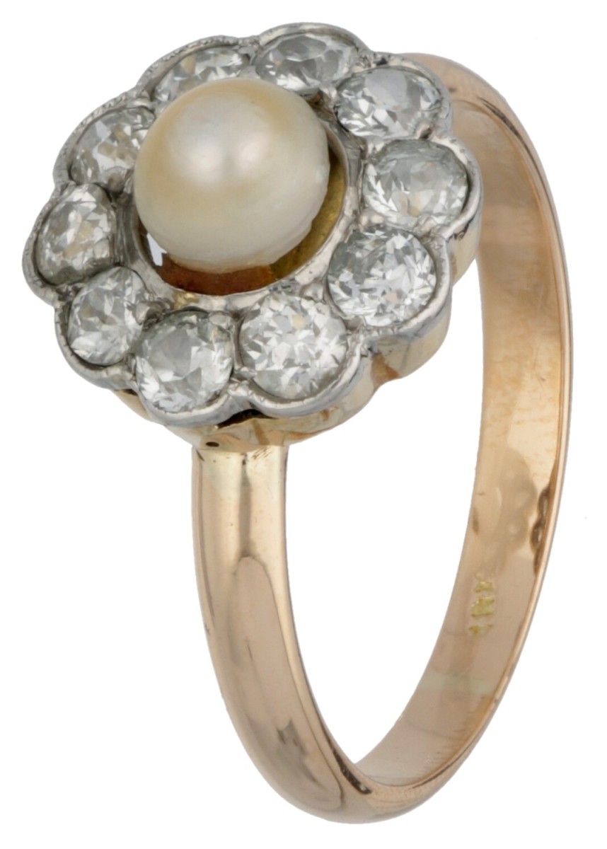 Antieke 14 kt. bicolor gouden ring bezet met ca. 0.60 ct. diamant en een parel.