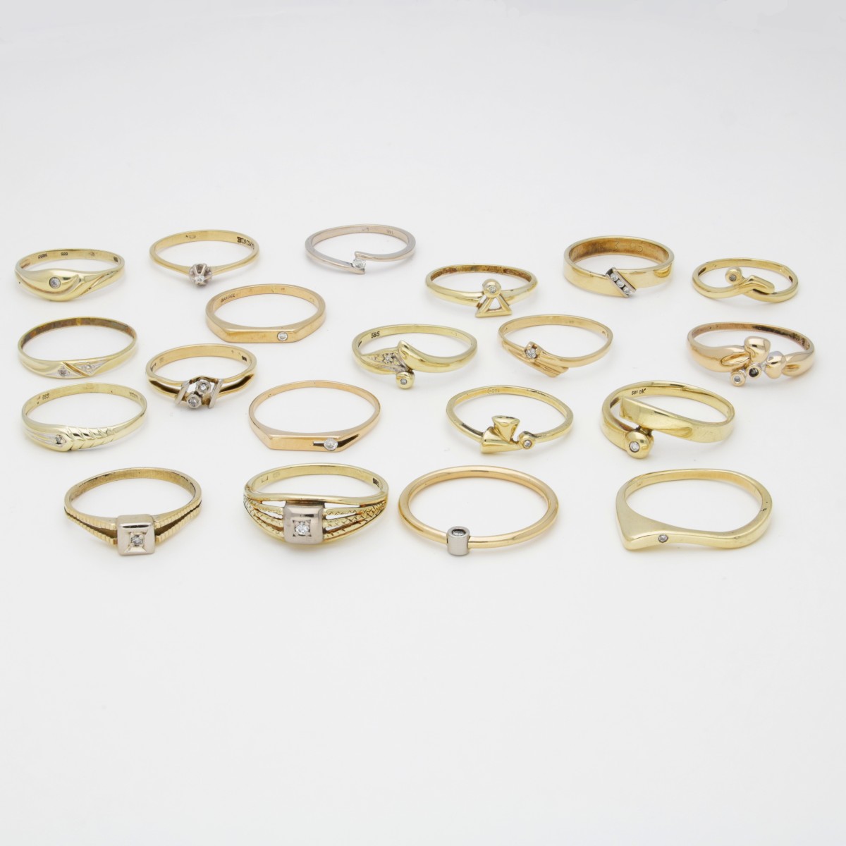Lot van diverse bicolor en geelgouden ringen, waarvan aantal bezet met diamant.