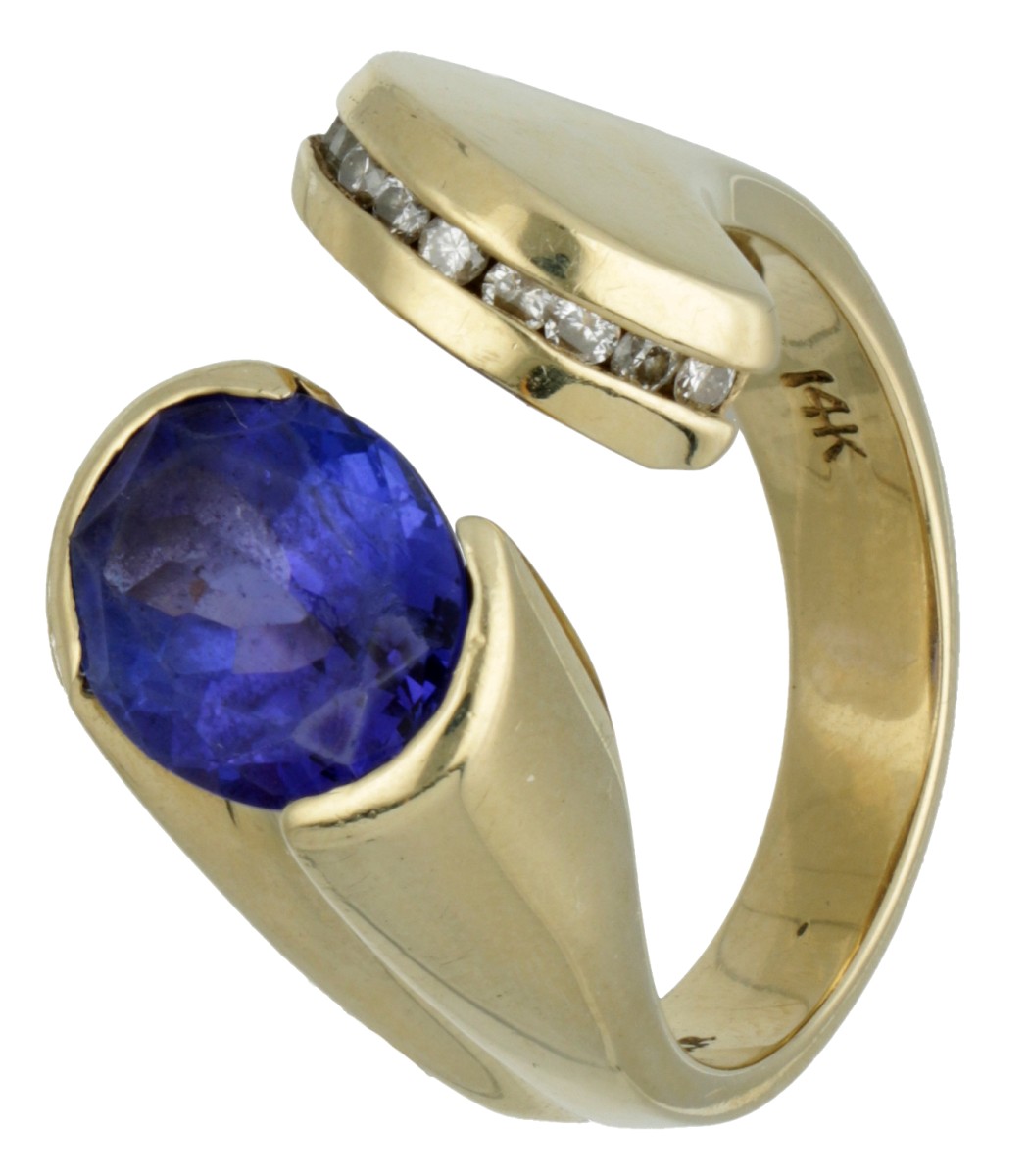 14 kt. Geelgouden ring bezet met ca. 0.11 ct. diamant en en ca. 2.01 ct. ioliet.