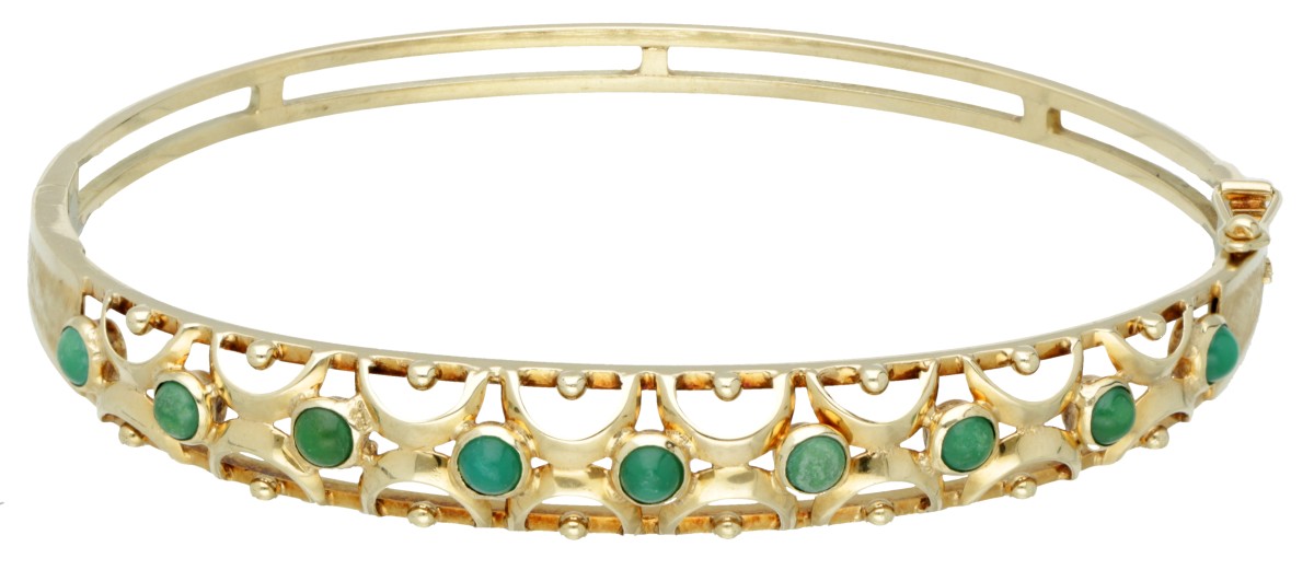 14 kt. Geelgouden bangle armband bezet met groene kleurstenen.