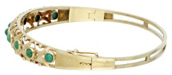 14 kt. Geelgouden bangle armband bezet met groene kleurstenen.