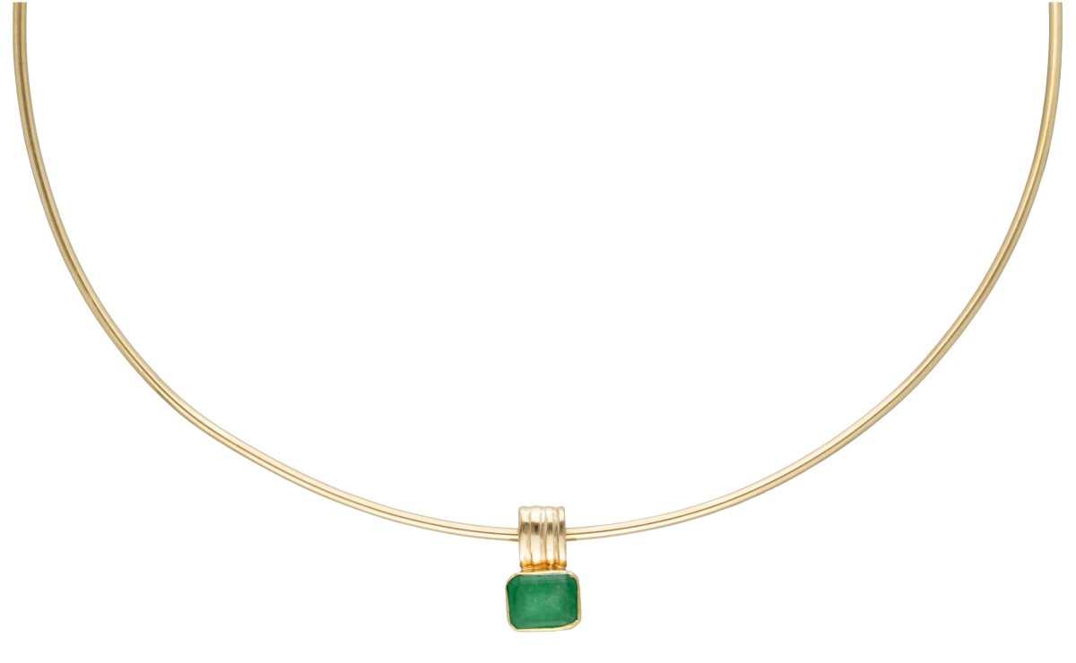 18 kt. Geelgouden spangcollier voorzien van een 14 kt. hanger bezet met ca. 2.03 ct. aventurijn.
