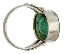 Sterling zilveren ring bezet met ca. 7.19 ct. smaragd.