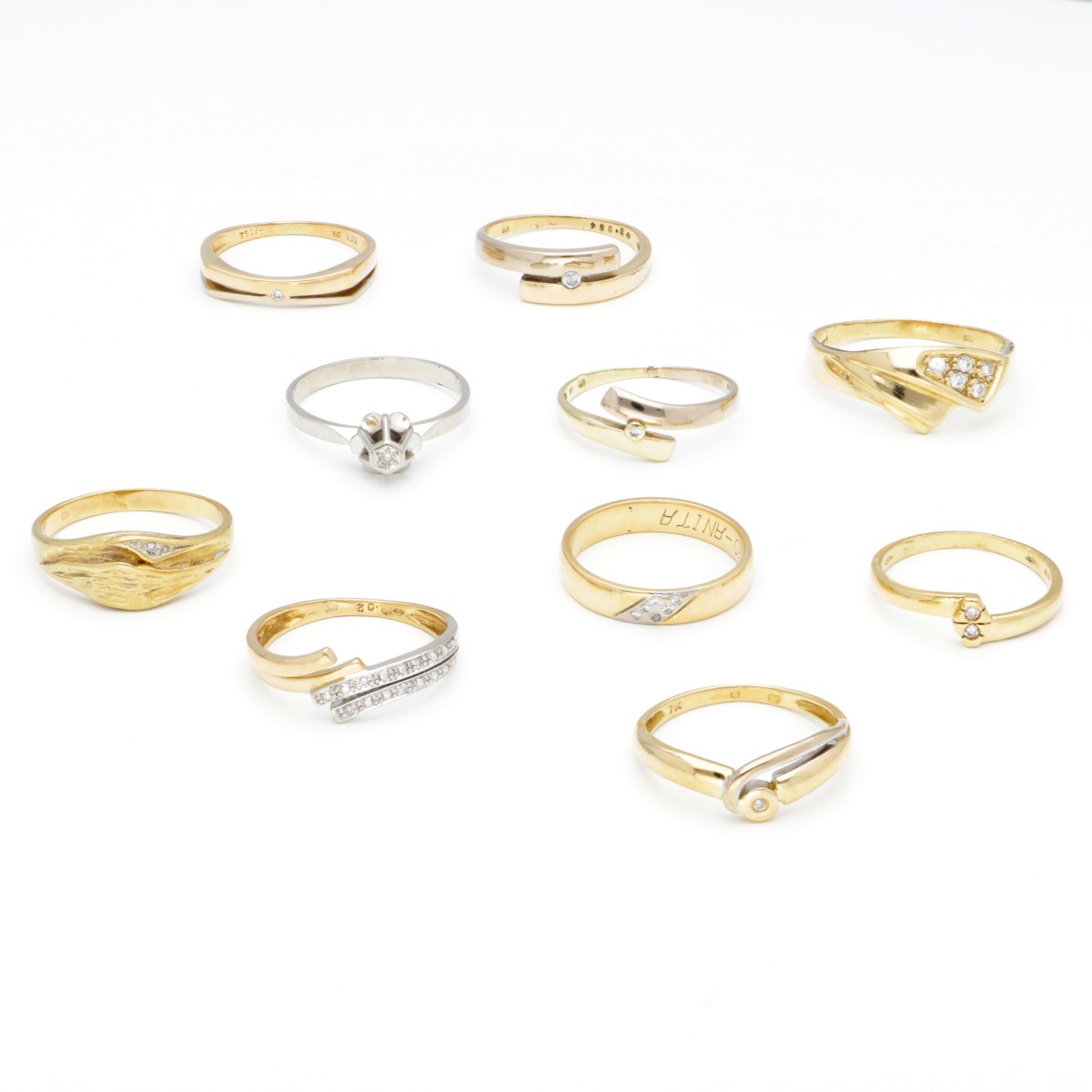 Lot van 14 kt. en 18 kt. gouden ringen, waarvan aantal bezet met diamant.