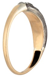 Antieke BWG 10 kt. bicolor gouden ring bezet met diamant.