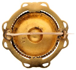 Antieke 14 kt. geelgouden broche bezet met een parel.