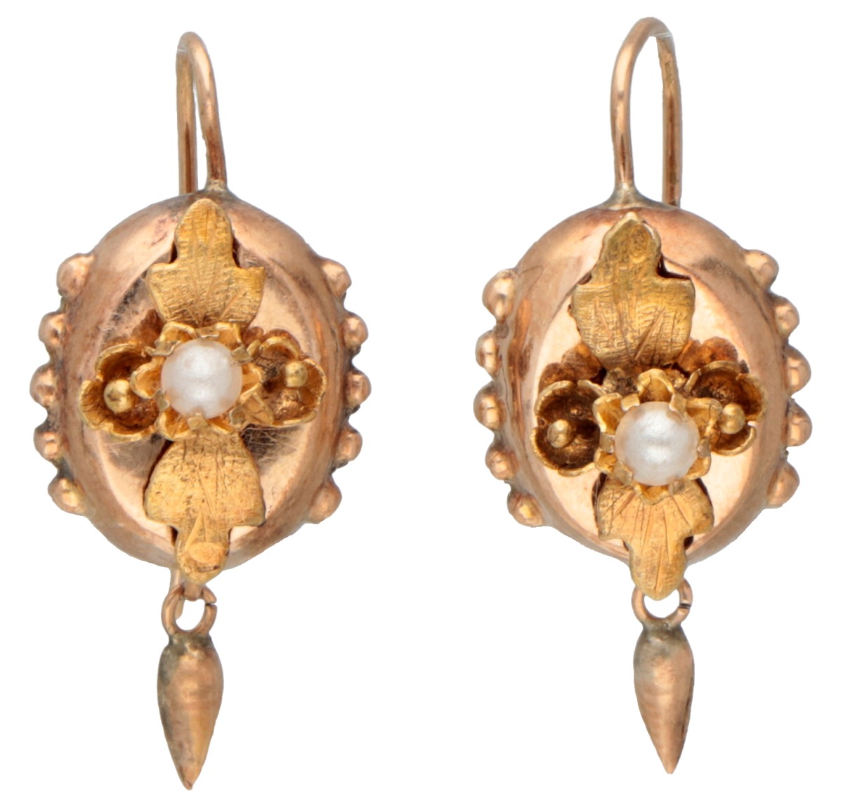 Antieke 14 kt. bicolor gouden oorbellen bezet met een parel.